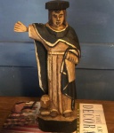 Imagem de Santo esculpida em madeira, representando "Protetor da Justiça". Medidas: 17 cm x 35 cm de altura.