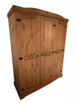 Armário em madeira pinos, três portas, dobradiças em ferro com movimento de curvatura no meio, moldura superior, portas almofadadas. Medidas: 1,50 mt x 1,90 mt x 55 cm profundidade. Armário encontra se desmontado.