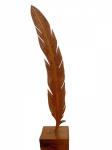 Linda escultura em madeira representando pena, base quadrada em madeira. Medidas: 70 cm de altura / 13 x 13 cm base.