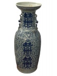 Antiga e grande vaso em porcelana chinesa azul e branca, impecável, selo de procedência no fundo. Medidas: 25 cm diâmetro x 60 cm altura.