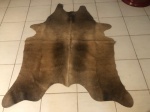 TAPETE DE COURO DE VACA COR MARROM, NUNCA USADO, MEDE 1,80 x 1,50 METROS.