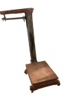 Antiga e linda balança, original, marca Barzon, São Paulo, em ferro com quatro rodinhas, suporte em madeira com restos de policromia, original. Medidas: 60 x 40 x 1,20 mts de altura.
