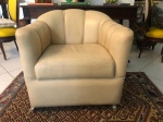 Confortável poltrona em couro original, anos 70, com braço e detalhes em tachinhas muito bem confeccionadas. Medidas: 77 x 70 x 78 cm de altura.