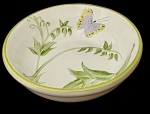 Bowl em cerâmica Luiz Salvador, pintado a mão com detalhes de borboleta, mede 17 x 5 cm.