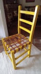 Linda cadeira em madeira amarela com assento em tiras de couro natural, mede: 45 x 42 x 96 cms de altura.