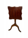 Mesa tiltop, The Bombay Company, , pés torneados, tampo quadrado mede 37x58 cm altura