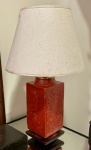 Antigo abajur, séc XIX, em porcelana chinesa, no tom rouge de ferr, em relevos, base de madeira, bocal em cobre, acompanha cúpula, mede 40x15x15 cm , 60 cm com cupula, tem o par nesse leilão