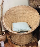 Grande poltrona em vime formato oval, peça design em ótimo estado, mede 1,05x70x90 cm altura