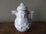 DECANTER DE VINHO EM PORCELANA LAVRADA COM UVAS, PEÇA PORTUGUESA,MEDE 25X20 LARG