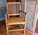 Grande e confortável poltrona com detalhes de ripas no encosto, forte e resistente, ótimo estado