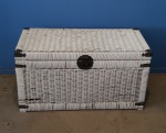 Baú em palha de bambu trançada e trabalhada pintada de branco, detalhe de medalhão e cantoneiras em metal mede 82x40x42 cm altura