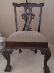 Antiga cadeira inglesa , chipandale , em madeira nobre , com veludo frances no acento , medindo 95 x60 x 45 prof.