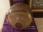 Escultura em madeira jacarandá em formato de esfera , mede 18 cm