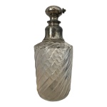 Antigo Cristal Europeu Lapidado, provavelmente Baccarat Linda Tampa Espessurada A Prata, Mede 18X8 Cm Largura,