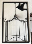 Painel de parede feito em ferro com uma gaiola e beija flor, em alto relevo, peça nova, mede 80x50 cm