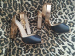 Kat Maconie , London , linda sandália , usada uma vez , impecável , em couro preto com detalhes em dourado , tamanho 37 brasil , salto com 12 cm