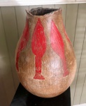 Lindo e antigo vaso de barro com desenhos geométricos em vermelho , mede 50x32 cm de diâmetro