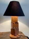 Diferente abajur montado com esculturas de dados em madeira, cúpula nova de linho , instalação de fio , perfeito estado, mede 25x43 altura