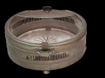 Antiga bombomniere em estanho com tampa em cristal lapidado de abrir e fechar com trava, mede 20x10 cm altura