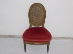 Antiga cadeira de caçar botas , encosto medalhão com palhinha pés entalhados , estofado em tecido de veludo vinho . Selo do fabricante. Alt. 89cm.