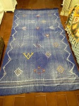 Grande e lindo tapete kilim com seda e algodão cor azul detalhes, nunca usado, mede 2,30x1,40 metros