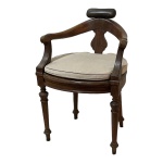 Antiga Cadeira Alta , Dita Cadeira De Barbeiro, Madeira Nobre , Resistente , Encosto Para Cabeça Forrado Em Couro Com Regulagem De Altura Em Ferro, Pés Entalhados, Almofada Em Tecido Na Cor Crua, Perfeito Estado, Mede 68X65X96 Cm Altura