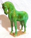 Linda escultura oriental, representando cavalo, ao gosto do período tang. Coberta por esmalte tonalidade verde. Séc. XX. Med. Alt. 27.5 cm. x Compr. 27 cm.