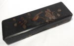 Antiga caixa oriental, de guardar luvas ,  em  madeira laqueada em preto  com decoração representando pássaro e flores, medidas 32X10X5,5 cm, meados do século XX