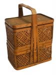 Antigo marmiteiro oriental em bambu transado com divisórias e alça , mede 35X25X20 cm largura
