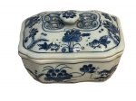 Antiga caixa de grilo , peça em porcelana oriental , com tampa vazada , mede 12x11x8 cm