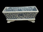 Antiga peça em porcelana oriental , azul e branco, com 4 pés,  mede 16x10x7 cm altura