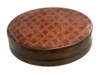 Antiga caixa oriental em xarão com tampa , com diversos recipientes na parte interior, mede 21x12 cm altura