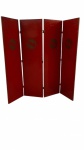 Antigo e grande biombo oriental em laka vermelho mede 200x220 cm. Necessita de restauro no tecido em um dos lados.
