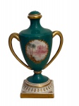 Antiga ânfora , velho paris , francês , em fina porcelana com medalhão com pintura a mão de paisagem, mede 18x13 cm