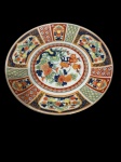 Antigo prato oriental, Japão,  em porcelana com desenhos de flores, selo na parte traseira, mede 16 cm