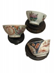 Trio de antigas manteigueiras em porcelana oriental com suporte em madeira, mede 8 cm