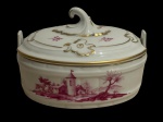 Antiga bomboniere em linda porcelana alemã branco e rosa , com cenas de paisagem , com tampa, perfeito estado , mede 18x12x10 cm largura
