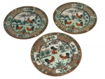 Trio de antigos pratos de sobremesa em porcelana oriental , familia rosa, mede 16 cm