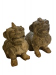Par de antigas esculturas orientais, cão de fó em cimento , peça européias. Um par de Cães de Fó (também chamados de Leões Guardiões Chineses ou cães Fu) é um poderoso símbolo asiático de proteção. Tradicionalmente colocadas nas entradas de templos e palácios, essas estátuas representam coragem, sabedoria e a guarda da prosperidade, servindo para repelir energias negativas e maus espíritos