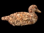Escultura feita em conchas naturais representando pato , mede 34 x18x14 largura