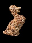 Escultura feita em conchas naturais representando pato , mede 20x18 cm