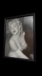 Marilyn Monroe , Quadro com moldura em madeira e vidro, representando artista renomado na história do cinema , mede 35x25, perfeito estado