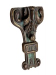 Antiga e grande fragmento de igreja em madeira de grossa espessura toda entalhada, em alto relevo, folha de ouro e policromia verde de época, mede 50x30x12 cm. tem o par nesse leilão