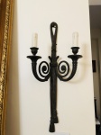 Antiga e linda arandela francesa em bronze retorcido, duas lâmpadas, detalhes de laços em bronze trabalhado. Medidas: 28 x 63 cm, tem o par nesse leilão