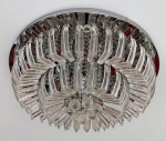 Lindo lustre moderno com detalhes em plástico injetado e luz de led. Mede: 60 cm