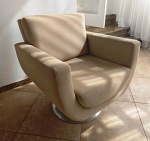 Poltrona Giratória de design contemporâneo em tecido de toque macio na cor  bege , base circular giratória em metal cromado polido - Muito bem conservada  -  Mede: 80 x 75 x 80 cm  - agendar a retirada na casa do cliente