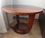 Mesa de Canto estio Art Déco em madeira com veniz de alto brilho . Mede:  1,10 x 75 m . Bem Conservada  - a agendar a retirada na casa do cliente