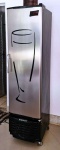 Cervejeira vertical da marca Gelopar, modelo GRBA-230, com capacidade para 230 litros, ideal para refrigeração de cervejas e bebidas em geral. O equipamento possui porta com acabamento em aço inoxidável, adesivo decorativo frontal (ilustração de copo) e gabinete externo na cor preta. Conta com controlador eletrônico digital de temperatura externo instalado no topo da porta e rodízios na base para facilitar a movimentação. O item apresenta marcas habituais de uso e pequenos desgastes estéticos na parte inferior, sendo vendido no estado de conservação em que se encontra, sem garantias de funcionamento ou de componentes internos.  - Mede: 185 x 50 x 50 cm -  a agendar a retirada na casa do cliente