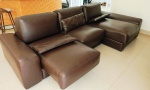 Sofá corino marítimo retrátil e reclinável marrom tem um design moderno com revestimento em couro e chaise integrada . Mede :  310 x 190 cm  - a agendar a retirada na casa do cliente