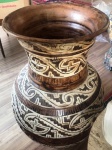 Belíssimo e Grande Vaso em Cerâmica Marajoara . Mede: 77x40 cm